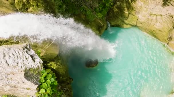 ゆっくりとした動きで降水する空中観測 緑の森の中のインバンカン滝 フィリピン — ストック動画