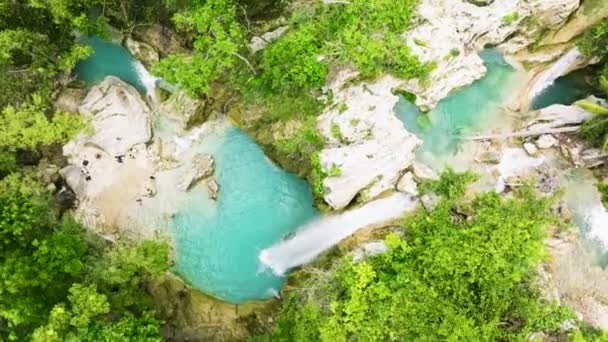 熱帯雨林と植生の間の美しい滝の空中ビュー インバンカン滝 フィリピン — ストック動画