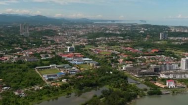 Modern binalarla Kota Kinabalu şehrinin en iyi manzarası. Borneo, Sabah, Malezya.