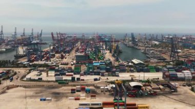 Jakarta, Endonezya - 11 Ekim 2022: Deniz kargo limanında konteynırları ve liman vinçleri olan rıhtımların üst görüntüsü. Tanjung Priok.