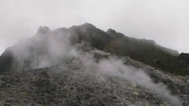 Sülfür ve volkanik gazların havadan görünüşü aktif bir Sibayak yanardağındaki fümerol bacasından kaynar. Berastagi, Sumatra. Endonezya.