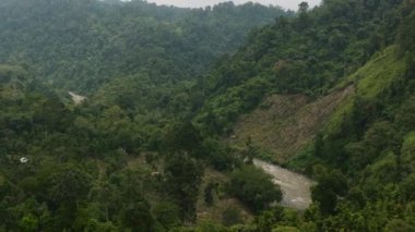 Tropikal ormanların arasındaki dağlardaki nehrin havadan görünüşü. Sumatra, Endonezya.