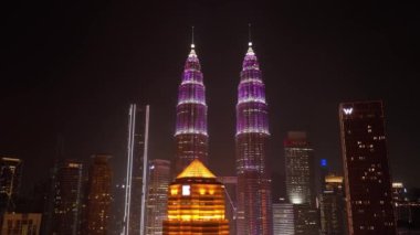 Kuala Lumpur, Malezya - 11 Eylül 2022: Petronas ikiz kuleleri gece Kuala Lumpur 'da aydınlandı.