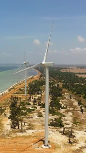 Воздушный Дрон Группы Ветряных Турбин Береговой Линии Джафна Шри Ланка — стоковое видео