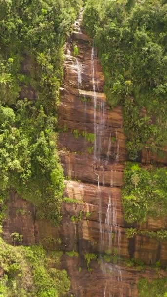 热带植被中山坡上瀑布的空中景观 Maskeliya 斯里兰卡 — 图库视频影像