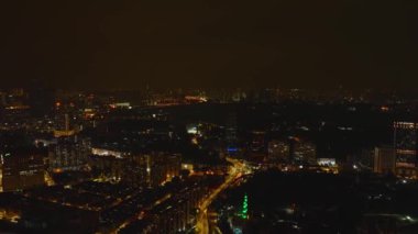 Kuala Lumpur, Malezya - 11 Eylül 2022: Kuala Lumpur şehrinin havadan görünüşü gece aydınlandı. Petronas İkiz Kuleleri ve Menara Kuala Lumpur.