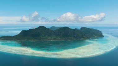 Tun Sakaran Deniz Parkı 'ndaki adalar ve gölcükler. Borneo, Sabah, Malezya.