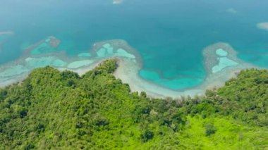 Tropik körfez ve turkuaz suyu olan göller. Borneo, Sabah, Malezya.