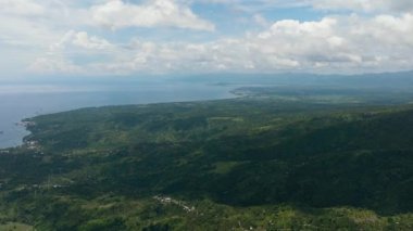 Zenci Adası 'nın kıyısında kasabalar ve tarım arazileri var. Filipinler.