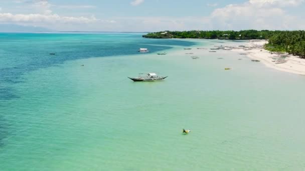 Uma Praia Tropical Com Palmeiras Oceano Azul Ilha Bantayan Filipinas — Vídeo de Stock