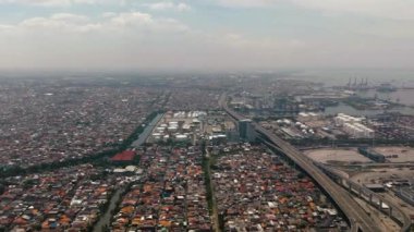 Jakarta yerleşim bölgesinin ve deniz limanının insansız hava aracı. Endonezya.