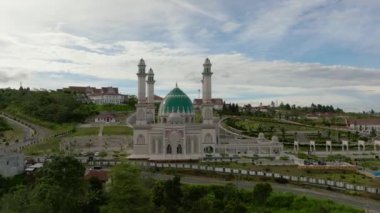 Dağlık bölgede ekinleri olan tarlaların havadan görünüşü. Sumatra, Endonezya.