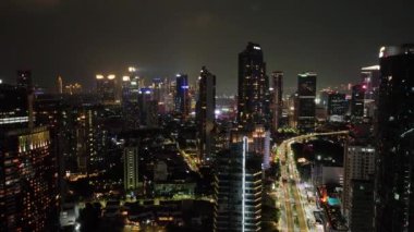 Jakarta şehrinin gökdelenli gece manzarası.