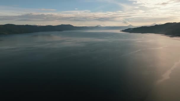 Sumatra Dağlarındaki Toba Gölü Günbatımı Manzarası Boyunca Yukarıdan Endonezya — Stok video