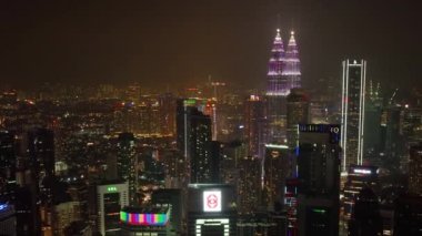 Kuala Lumpur, Malezya - 11 Eylül 2022: Aydınlanmış Kuala Lumpur şehri ve Petronas Kuleleri 'nin havadan görünüşü.