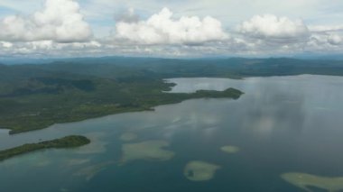 Orman kıyı şeridinin ve adaların hava aracı. Borneo. Sabah, Malezya.