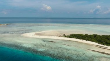 Tropikal mavi denizde kumlu bir ada manzarası. Tropikal bir manzara. Eşleşen ada. Borneo, Sabah, Malezya.