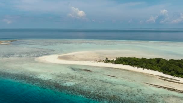 Pemandangan Atas Pulau Laut Biru Tropis Dengan Pemandangan Tropis Berpasir — Stok Video