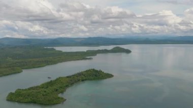 Körfezde yağmur ormanları ve tropikal adaları olan kıyı manzarası. Borneo. Sabah, Malezya.