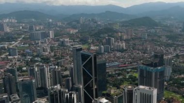 Kuala Lumpur, Malezya - 11 Eylül 2022: Yerleşim alanları ve gökdelenleri olan Kuala Lumpur şehri.