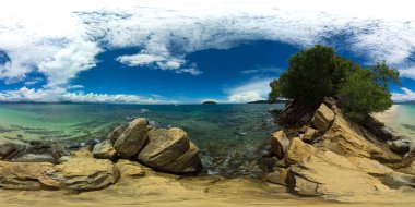 Güzel kumlu sahil ve mavi deniz. Borneo, Malezya. Mamutik Sahili. VR 360.