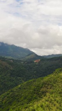Yağmur ormanı ve bulutlu dağların havadan görünüşü. Sri Lanka.