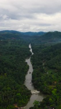 Tepeler ve tarım arazileri arasında bir dağ vadisinde bir nehir. Sri Lanka.