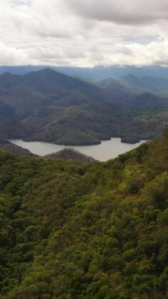 Вид Зверху Озеро Серед Гір Пагорбів Тропічною Рослинністю — стокове відео