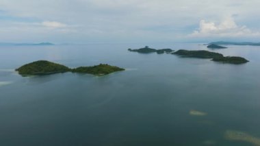 Göl kenarlı tropik adaların havadan görünüşü. Tropik bölgelerde deniz manzarası. Borneo, Sabah, Malezya.