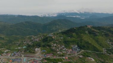 Şehir dağlarda, Kinabalu Dağı eteğindeki tarlaların arasında yer almaktadır. Kundasang, Ranau. Borneo, Sabah, Malezya.