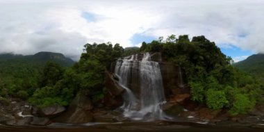 Tropik dağ ormanlarında şelale. Olu Ella Falls 'un hava aracı. Sri Lanka. 360 panorama VR.