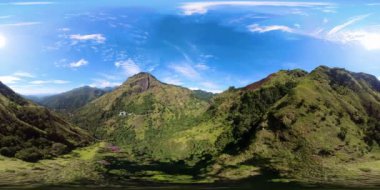 Dağlar yağmur ormanlarıyla, ağaçlar ve bulutlarla kaplı mavi gökyüzü. Sri Lanka. 360VR Video.