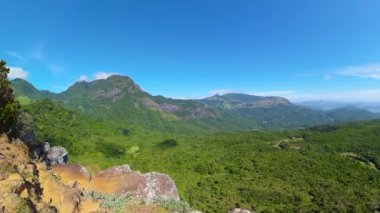 Dağlar yağmur ormanlarıyla, ağaçlar ve bulutlarla kaplı mavi gökyüzü. Sri Lanka. Mini Dünyalar Sonu, Pitawala Patana.
