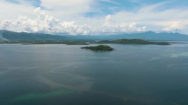 Mavi denizin hava aracı ve deniz manzaralı zenciler adası. Filipinler.