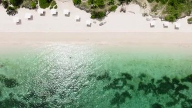 Tropikal kumlu sahil ve mavi denizin en üst manzarası. Bantay Adası, Filipinler.
