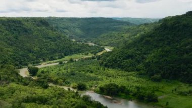 Dağlar arasındaki nehir manzarası ve tropik bölgelerdeki tepeler. Zenciler, Filipinler
