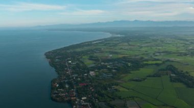 Güneş doğarken tepeden bakıldığında tarlaları ve pirinç tarlaları olan kıyı şeridi. Zenciler, Filipinler