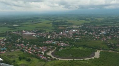 Çiftçi evleri tarım arazileri ve tarımsal araziler arasında. Zenciler, Filipinler