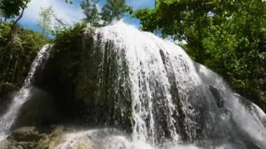 Yağmur ormanı manzaralı güzel bir şelale. Lusno Şelalesi. Cebu, Filipinler.