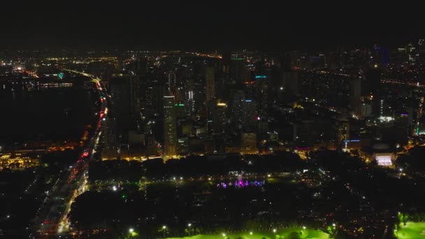 Luchtfoto Van Stad Manilla Met Verlichte Wolkenkrabbers Zeehaven Nachts — Stockvideo