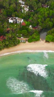Hiriketiya plajı ve denizdeki sörfçüler, Sri Lanka 'da ünlü bir sörf merkezi..