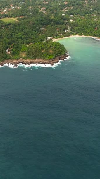 Een Hiriketiya Strand Een Lagune Tussen Palmbomen Sri Lanka — Stockvideo