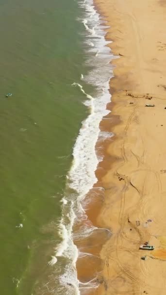 砂浜と上からのターコイズブルーの水の景色 スリランカのカルピティヤ — ストック動画