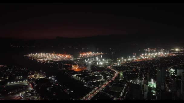 Manila Városának Légi Kilátása Megvilágított Felhőkarcolókkal Tengeri Kikötővel Éjszaka — Stock videók