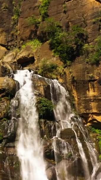 ジャングルに囲まれた山の渓谷の熱帯滝 ラワナフォールズ スリランカ — ストック動画