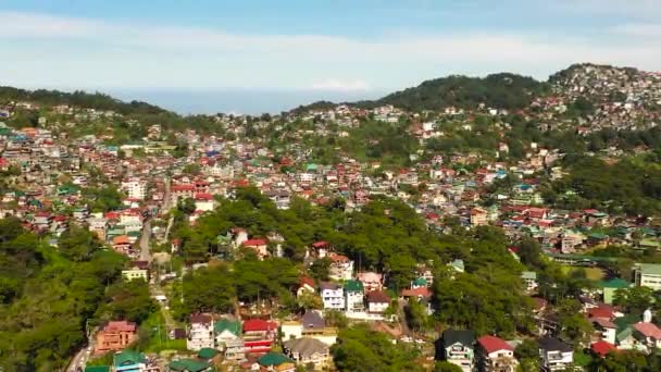 在一个山区省份的碧瑶市的山坡房屋的空中景观 菲律宾 — 图库视频影像