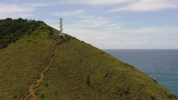 青空に向かって丘の上の灯台のトップビュー サンタアナ ルゾン フィリピン — ストック動画