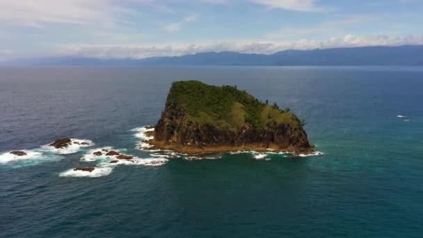 小さな島と青い海の空からの眺め サンタ カガヤン フィリピン — ストック動画