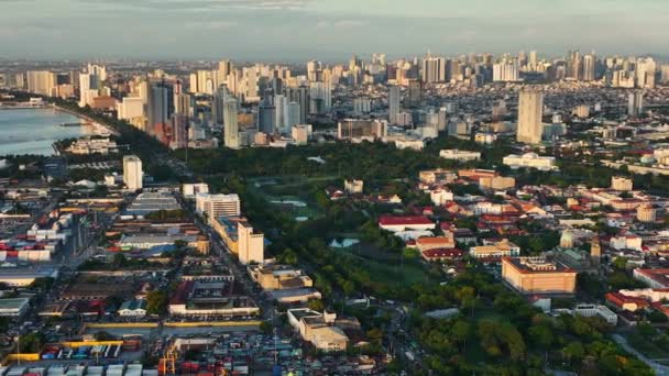 Luchtfoto Van Manilla Hoofdstad Van Filipijnen Met Moderne Gebouwen Wolkenkrabbers — Stockvideo