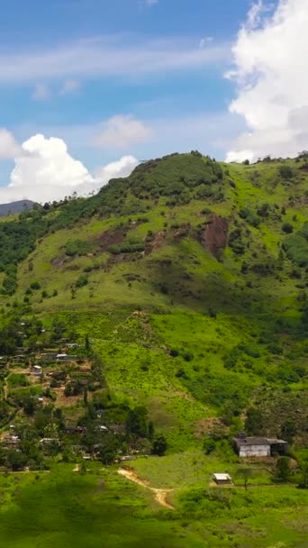 Grüne Hügel Und Berge Vor Blauem Himmel Und Wolken Sri — Stockvideo